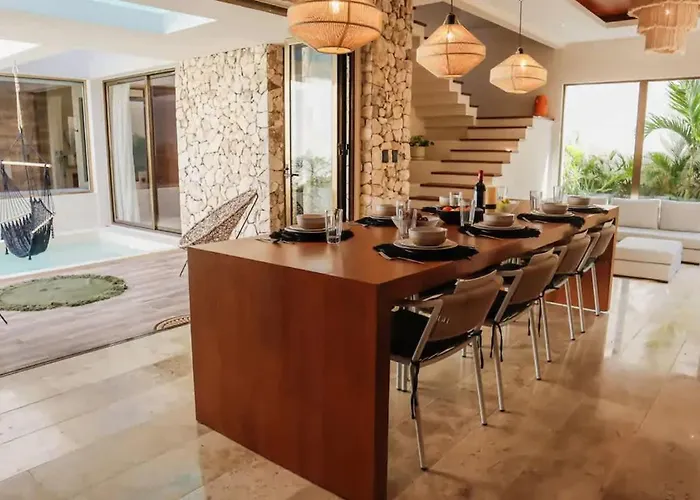 Spacious 4br With Private Pool & Lush Courtyard In Villa