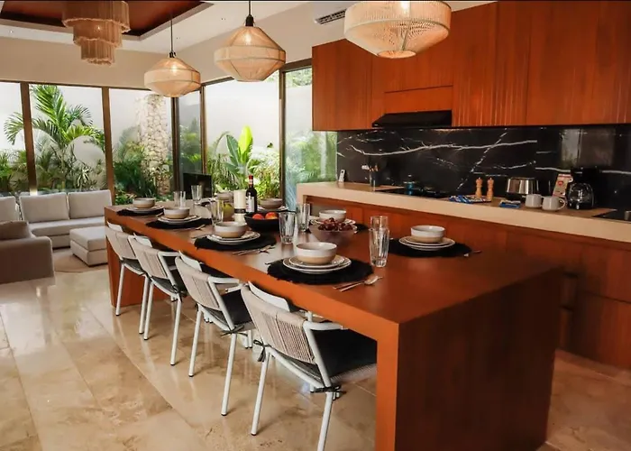 Spacious 4br With Private Pool & Lush Courtyard In Villa