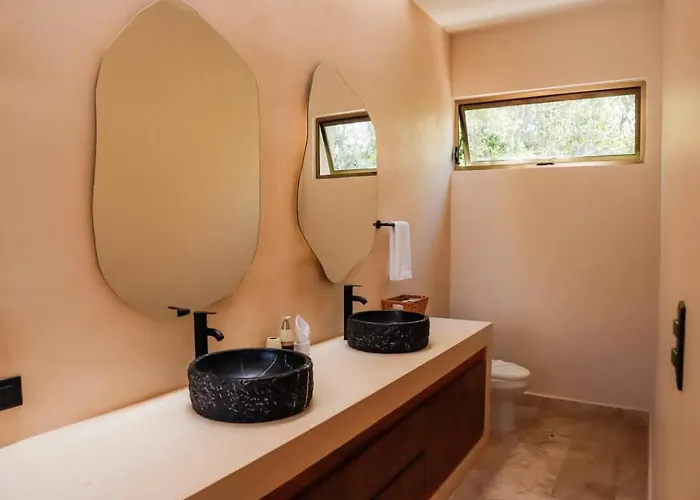 Villa Spacious 4br With Private Pool & Lush Courtyard In *