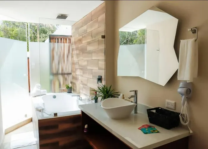 Villa Spacious 4br With Private Pool & Lush Courtyard In